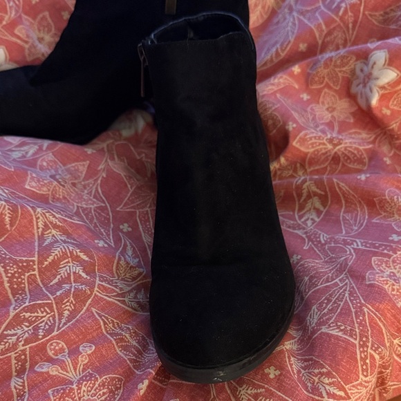 Elegant Black Ankle Boots - Picture 2 of 5
